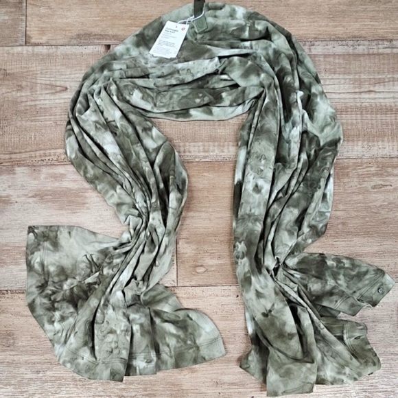 🆕Lululemon Customizable Snap Multi Nulu Scarf in Olive Green Tie Dye - Picture 3 of 7